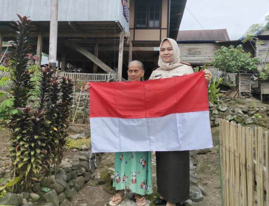 ASN UPT Soppeng Bagikan Bendera kepada Masyarakat, Sekaligus Ajak Bayar Pajak Kendaraan